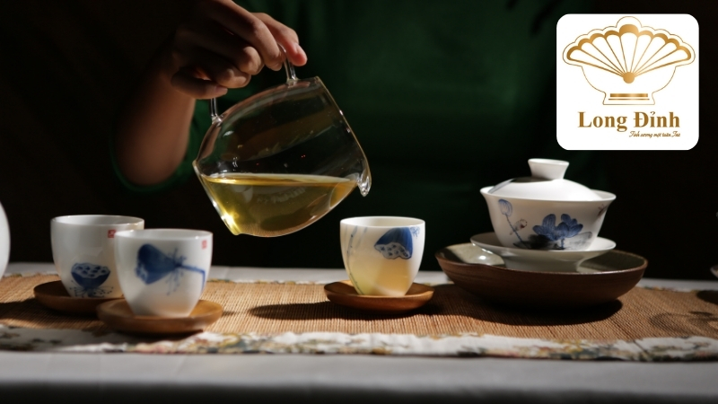 thưởng thức trà đại hồng bào